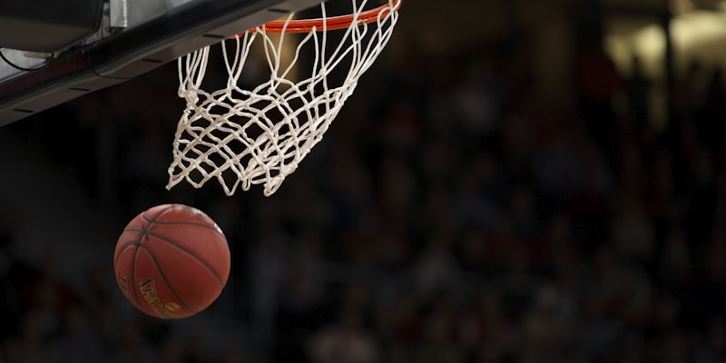 NBA季后赛激烈对抗，球员在篮下争夺篮板球